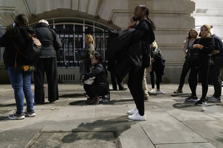 Menschenmassen warten darauf einen Blick auf den Sarg der Queen werfen zu können in London