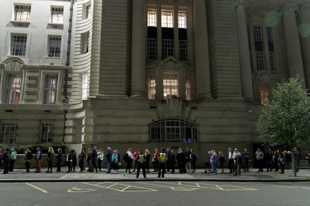 Menschenmassen warten darauf einen Blick auf den Sarg der Queen werfen zu können in London