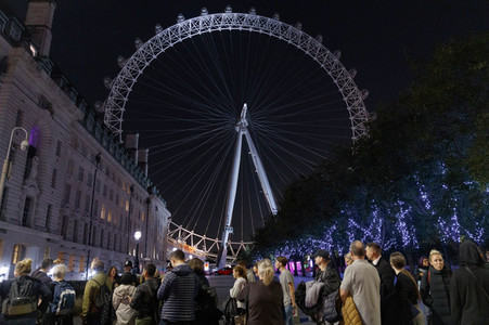 Menschenmassen warten darauf einen Blick auf den Sarg der Queen werfen zu können in London