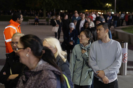 Menschenmassen warten darauf einen Blick auf den Sarg der Queen werfen zu können in London