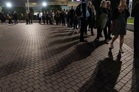 Menschenmassen warten darauf einen Blick auf den Sarg der Queen werfen zu können in London