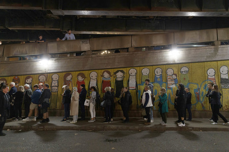 Menschenmassen warten darauf einen Blick auf den Sarg der Queen werfen zu können in London