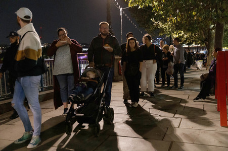 Menschenmassen warten darauf einen Blick auf den Sarg der Queen werfen zu können in London