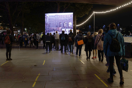 Menschenmassen warten darauf einen Blick auf den Sarg der Queen werfen zu können in London