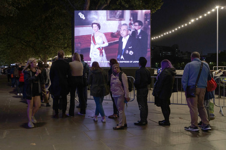 Menschenmassen warten darauf einen Blick auf den Sarg der Queen werfen zu können in London