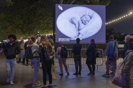 Menschenmassen warten darauf einen Blick auf den Sarg der Queen werfen zu können in London