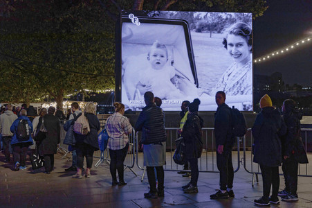 Menschenmassen warten darauf einen Blick auf den Sarg der Queen werfen zu können in London