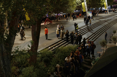 Menschenmassen warten darauf einen Blick auf den Sarg der Queen werfen zu können in London