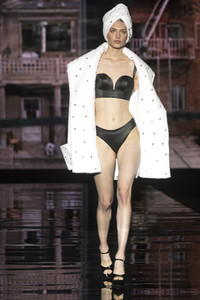 Andres Sarda Fashion Show auf der 76. Mercedes-Benz Fashion Week Madrid