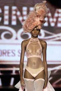 Andres Sarda Fashion Show auf der 76. Mercedes-Benz Fashion Week Madrid
