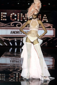 Andres Sarda Fashion Show auf der 76. Mercedes-Benz Fashion Week Madrid