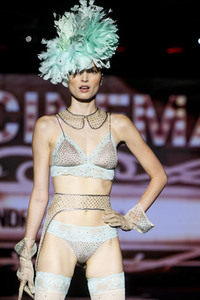 Andres Sarda Fashion Show auf der 76. Mercedes-Benz Fashion Week Madrid