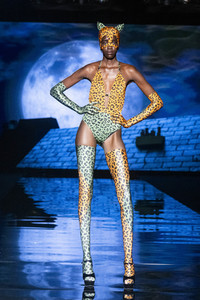 Andres Sarda Fashion Show auf der 76. Mercedes-Benz Fashion Week Madrid
