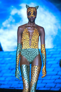 Andres Sarda Fashion Show auf der 76. Mercedes-Benz Fashion Week Madrid