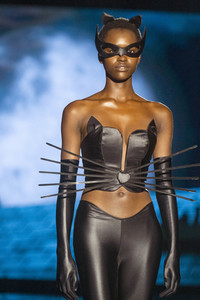 Andres Sarda Fashion Show auf der 76. Mercedes-Benz Fashion Week Madrid