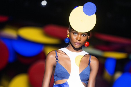 Andres Sarda Fashion Show auf der 76. Mercedes-Benz Fashion Week Madrid