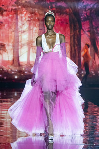 Andres Sarda Fashion Show auf der 76. Mercedes-Benz Fashion Week Madrid