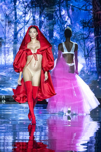 Andres Sarda Fashion Show auf der 76. Mercedes-Benz Fashion Week Madrid