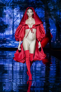 Andres Sarda Fashion Show auf der 76. Mercedes-Benz Fashion Week Madrid