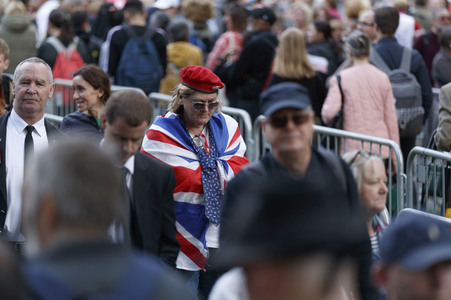 Menschenmassen warten darauf einen Blick auf den Sarg der Queen werfen zu können in London