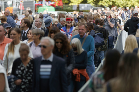 Menschenmassen warten darauf einen Blick auf den Sarg der Queen werfen zu können in London