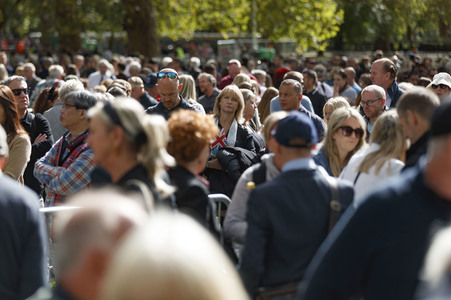 Menschenmassen warten darauf einen Blick auf den Sarg der Queen werfen zu können in London