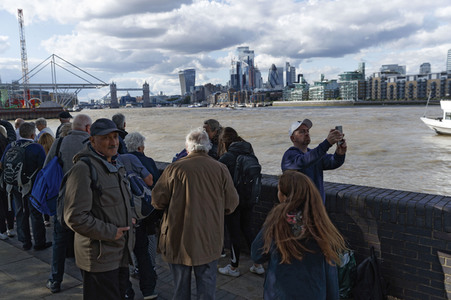 Menschenmassen warten darauf einen Blick auf den Sarg der Queen werfen zu können in London