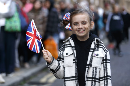 Menschenmassen warten darauf einen Blick auf den Sarg der Queen werfen zu können in London