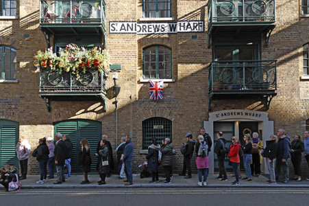 Menschenmassen warten darauf einen Blick auf den Sarg der Queen werfen zu können in London