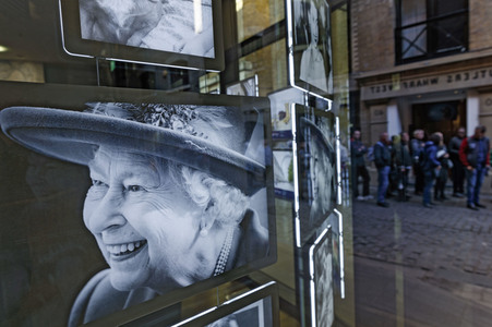 Menschenmassen warten darauf einen Blick auf den Sarg der Queen werfen zu können in London