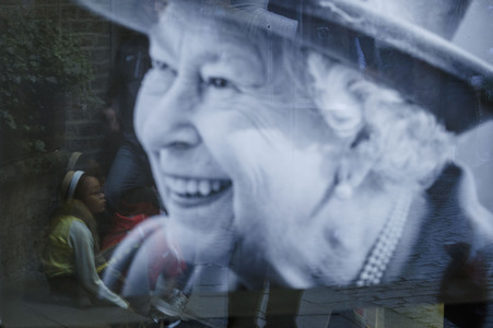 Menschenmassen warten darauf einen Blick auf den Sarg der Queen werfen zu können in London