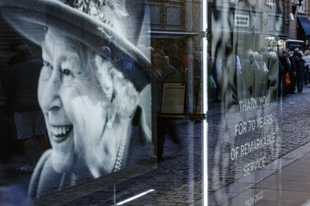 Menschenmassen warten darauf einen Blick auf den Sarg der Queen werfen zu können in London