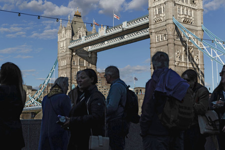 Menschenmassen warten darauf einen Blick auf den Sarg der Queen werfen zu können in London