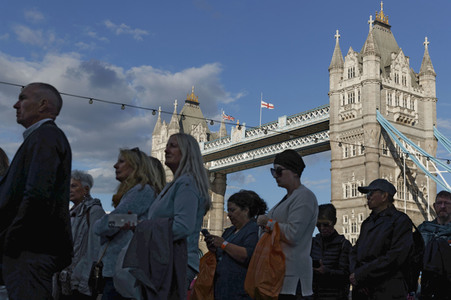 Menschenmassen warten darauf einen Blick auf den Sarg der Queen werfen zu können in London