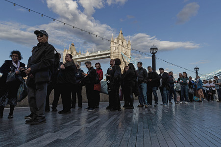 Menschenmassen warten darauf einen Blick auf den Sarg der Queen werfen zu können in London