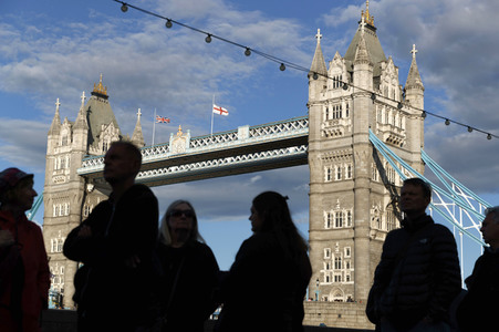 Menschenmassen warten darauf einen Blick auf den Sarg der Queen werfen zu können in London