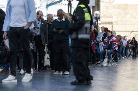 Menschenmassen warten darauf einen Blick auf den Sarg der Queen werfen zu können in London