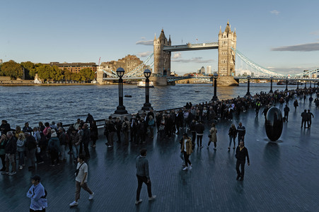 Menschenmassen warten darauf einen Blick auf den Sarg der Queen werfen zu können in London
