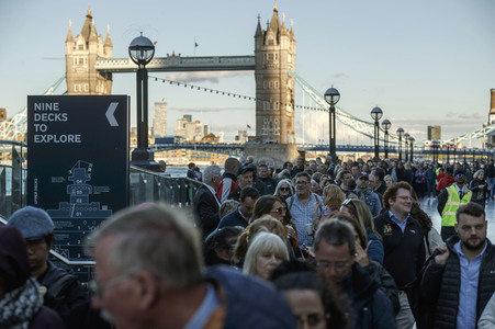 Menschenmassen warten darauf einen Blick auf den Sarg der Queen werfen zu können in London