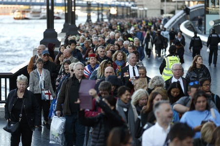 Menschenmassen warten darauf einen Blick auf den Sarg der Queen werfen zu können in London