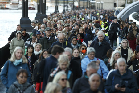 Menschenmassen warten darauf einen Blick auf den Sarg der Queen werfen zu können in London