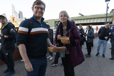 Menschenmassen warten darauf einen Blick auf den Sarg der Queen werfen zu können in London