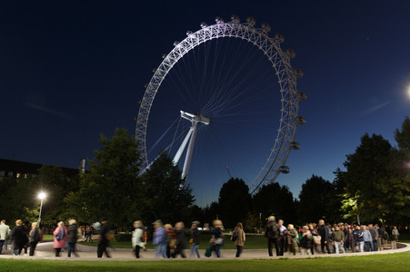 Menschenmassen warten darauf einen Blick auf den Sarg der Queen werfen zu können in London