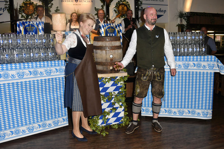 Offizieller Wiesn Anstich 2022 im Hofbräu Berlin