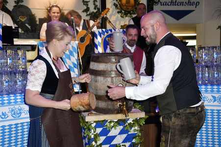 Offizieller Wiesn Anstich 2022 im Hofbräu Berlin