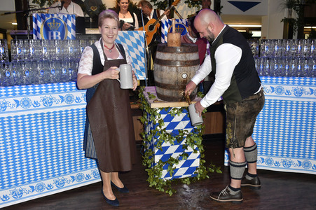 Offizieller Wiesn Anstich 2022 im Hofbräu Berlin