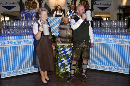 Offizieller Wiesn Anstich 2022 im Hofbräu Berlin