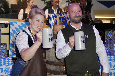 Offizieller Wiesn Anstich 2022 im Hofbräu Berlin