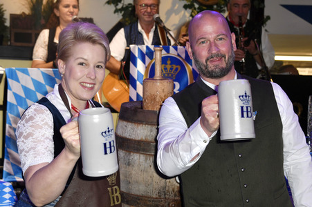 Offizieller Wiesn Anstich 2022 im Hofbräu Berlin