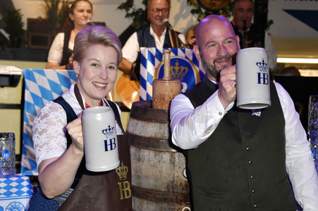 Offizieller Wiesn Anstich 2022 im Hofbräu Berlin